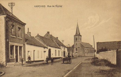 Le rue de l'église à Harchies sur une carte postale ancienne